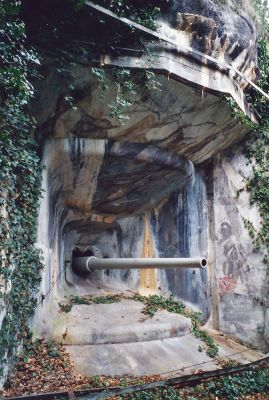 80---Embrasure-et-canon-de-105-AC---fort-de-Cindey